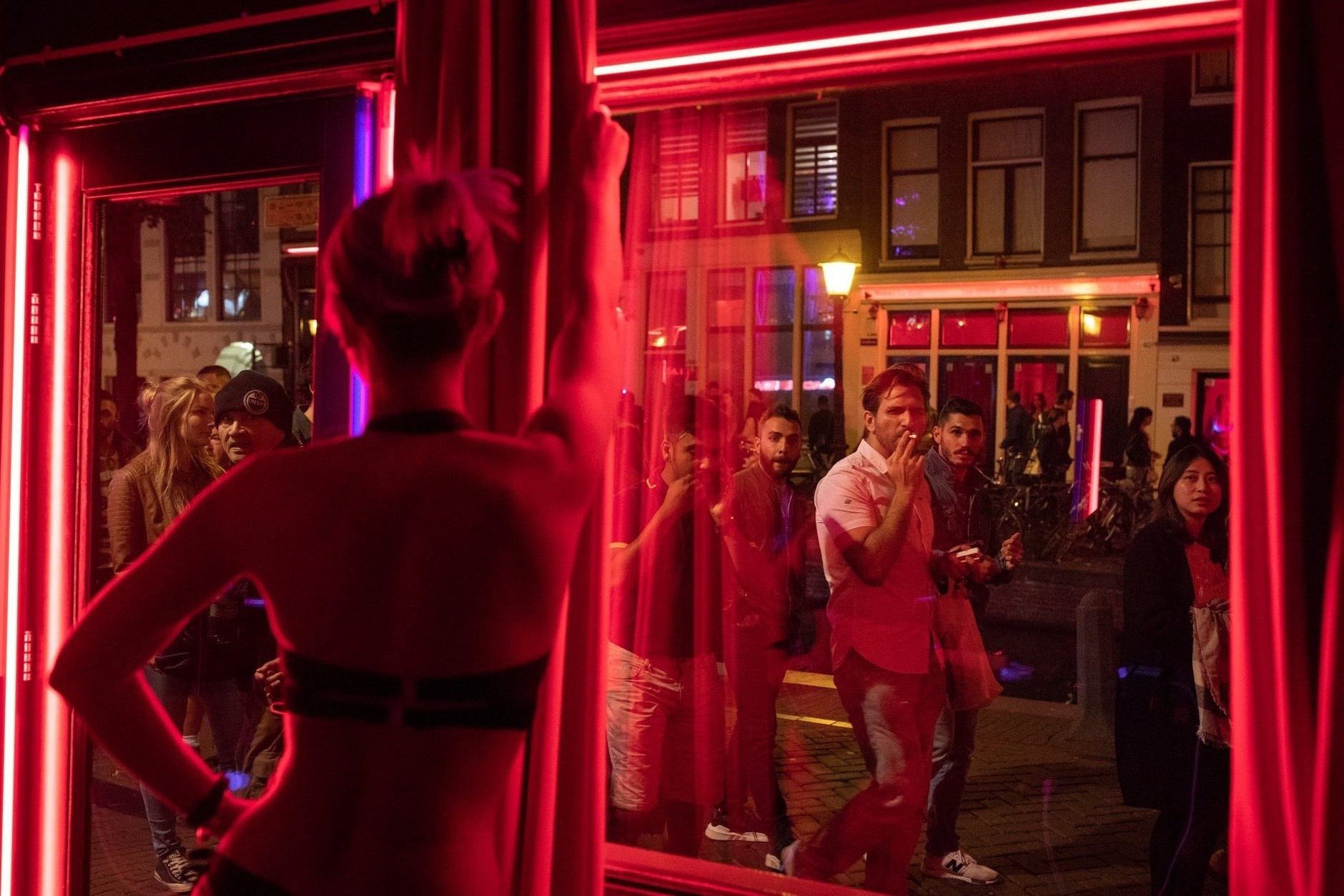 Noi tu choi tiep nguoi tre thich tiec tung hinh anh