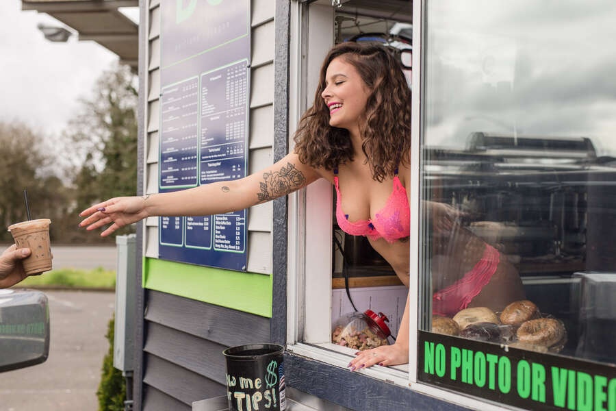 Noi chi nua trieu USD de dep quan ca phe bikini hinh anh