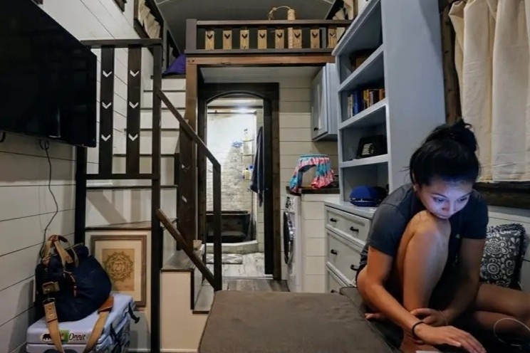 Nhung nguoi mac ket trong can nha di dong ti hon hinh anh