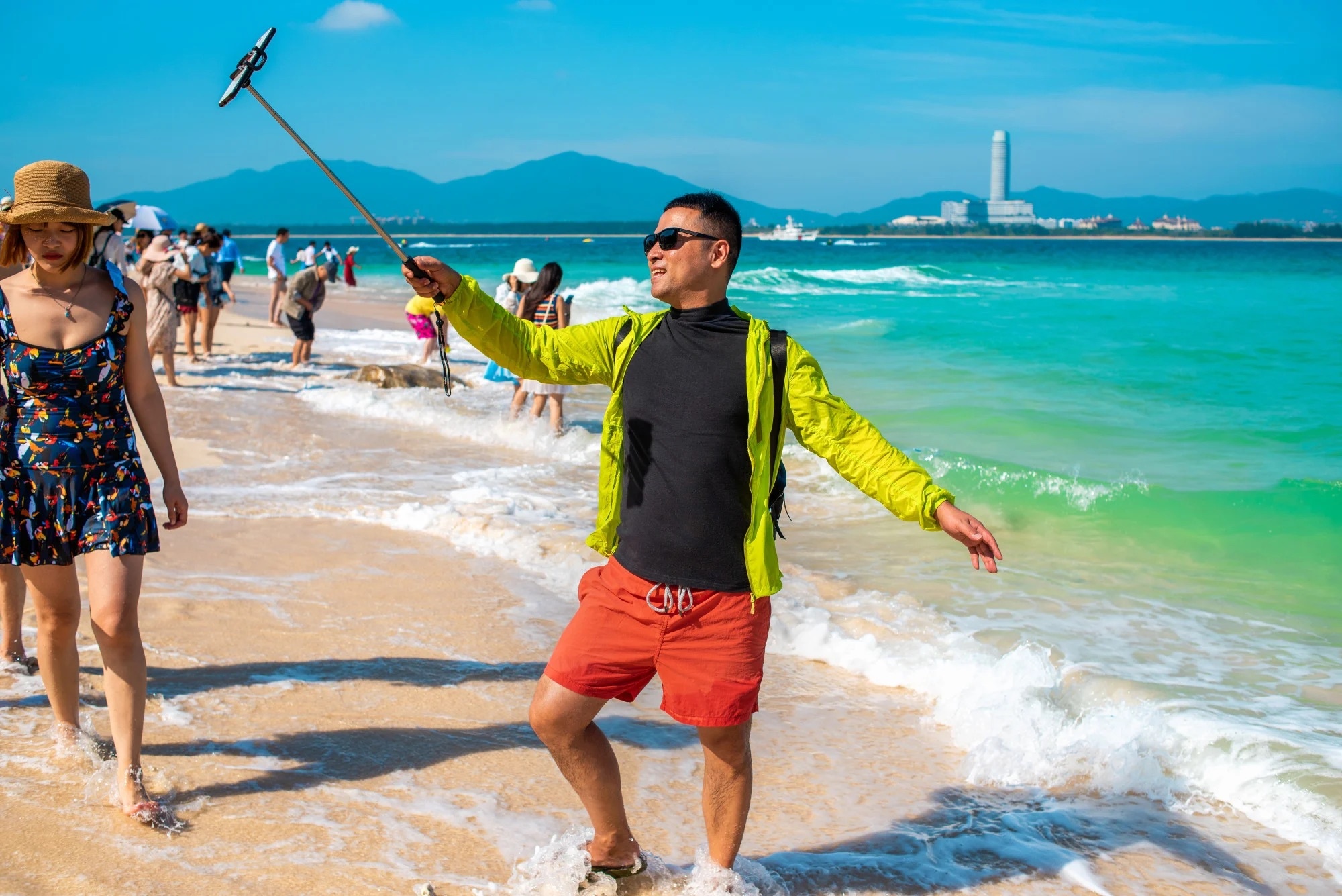 Nhan vien bi duoi viec vi gia om de di du lich hinh anh