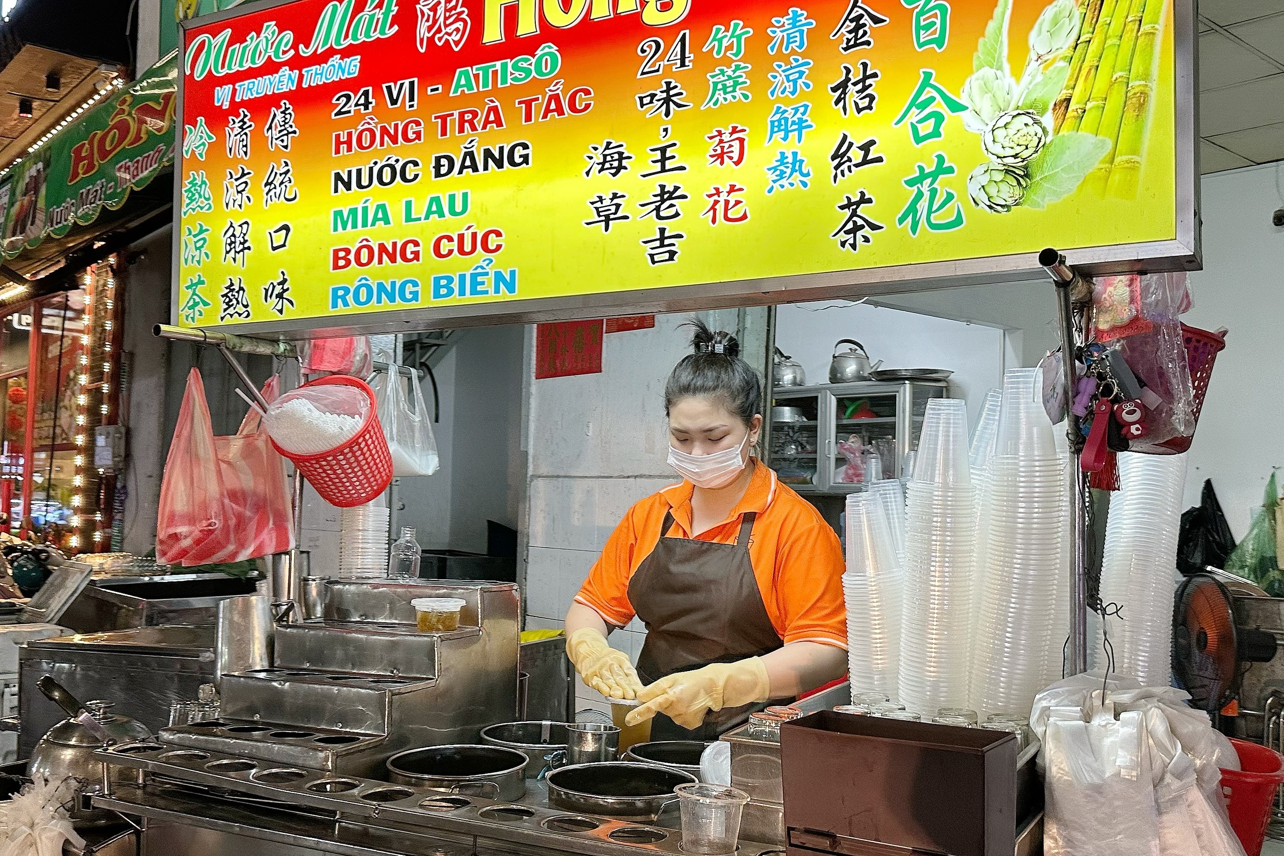 Nuoc mat, giai nhiet ban ca nghin chai trong ngay nang gat o TP.HCM hinh anh