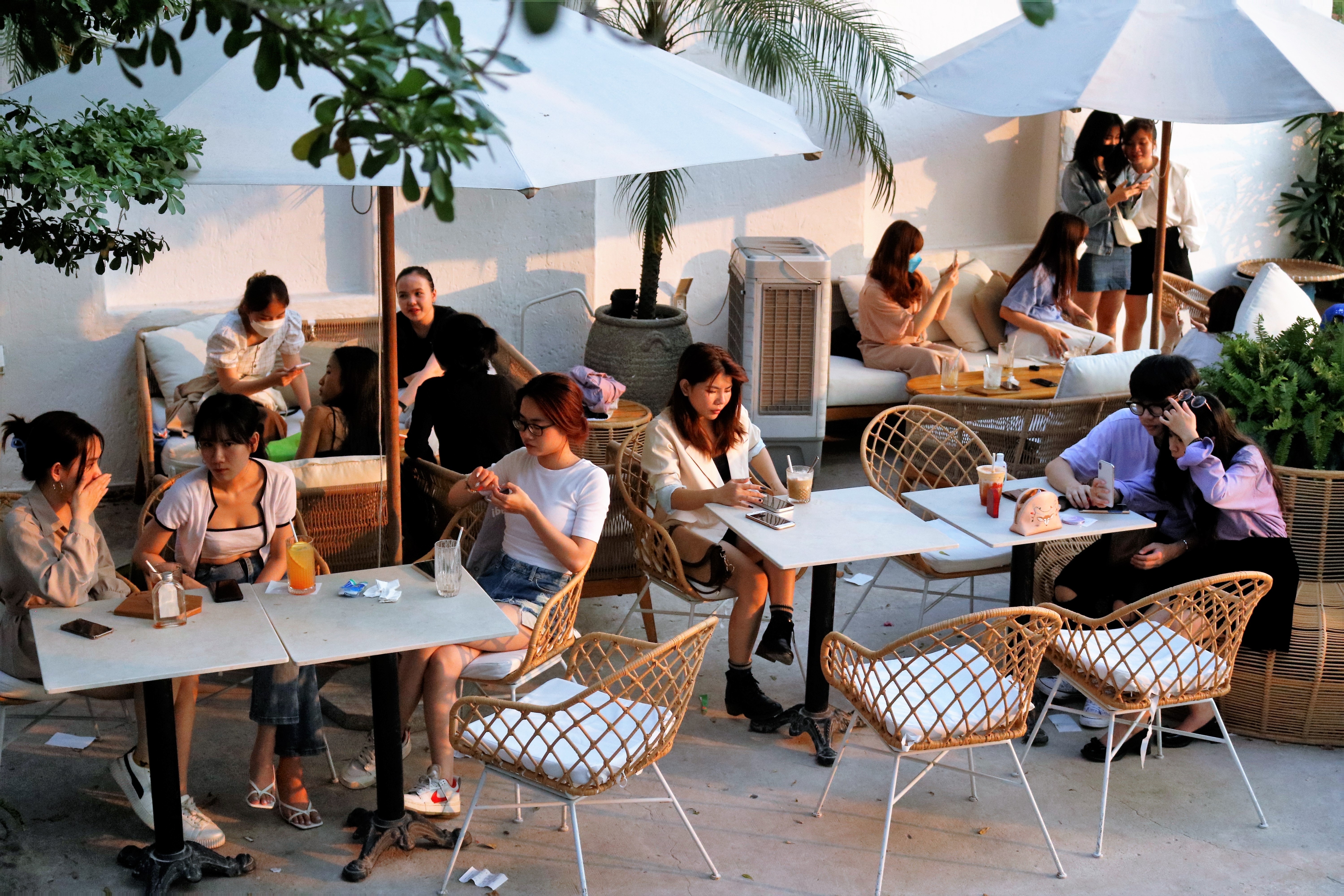 Nhieu hang quan o TP.HCM giam doanh thu vi nang nong dinh diem hinh anh