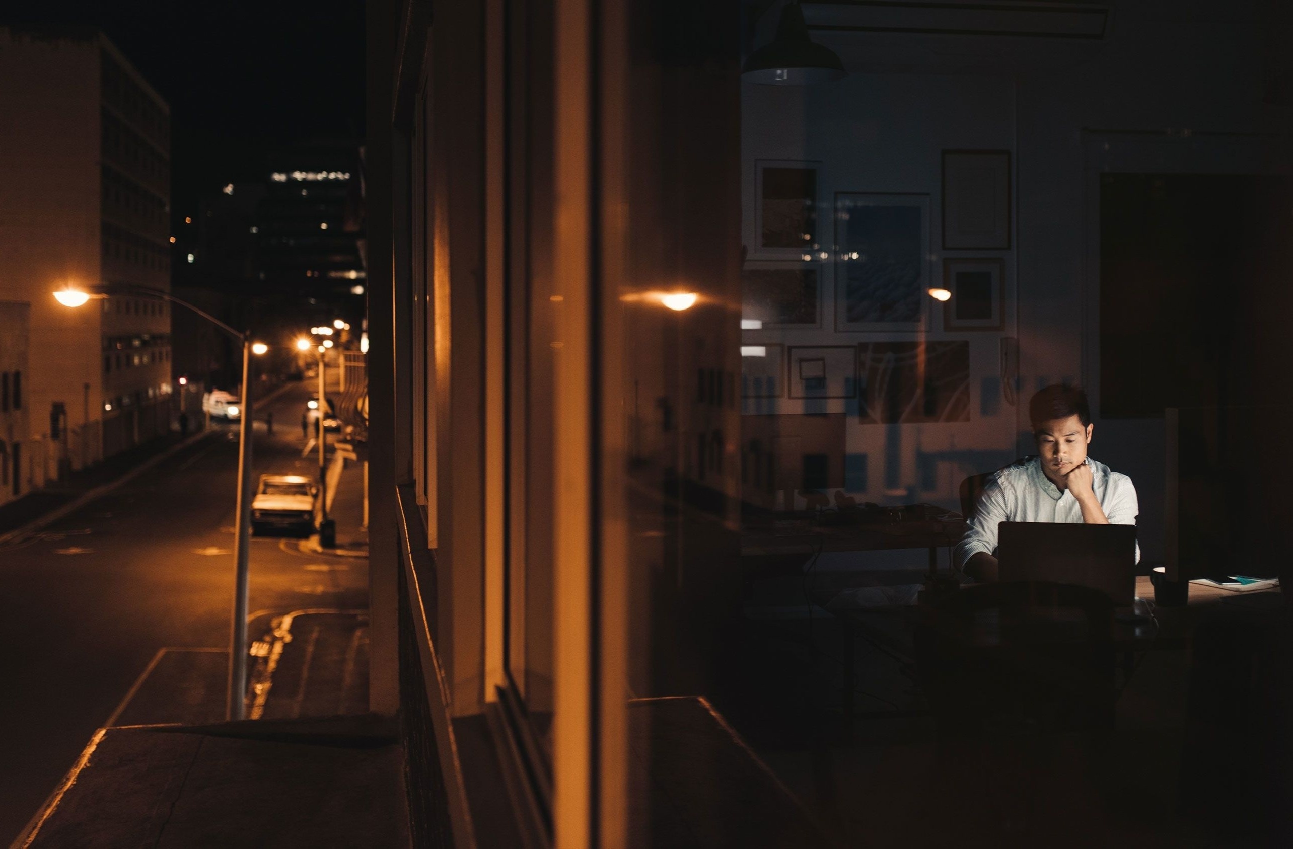 Nhung nguoi chi lam viec sau 18h hinh anh