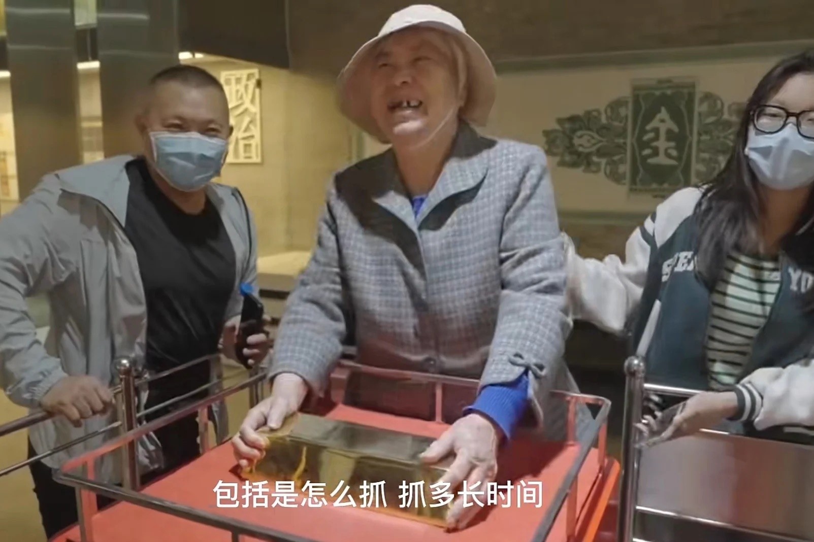 Thu thach 'nang vang' 25 kg bang mot tay o thu phu vang Trung Quoc hinh anh