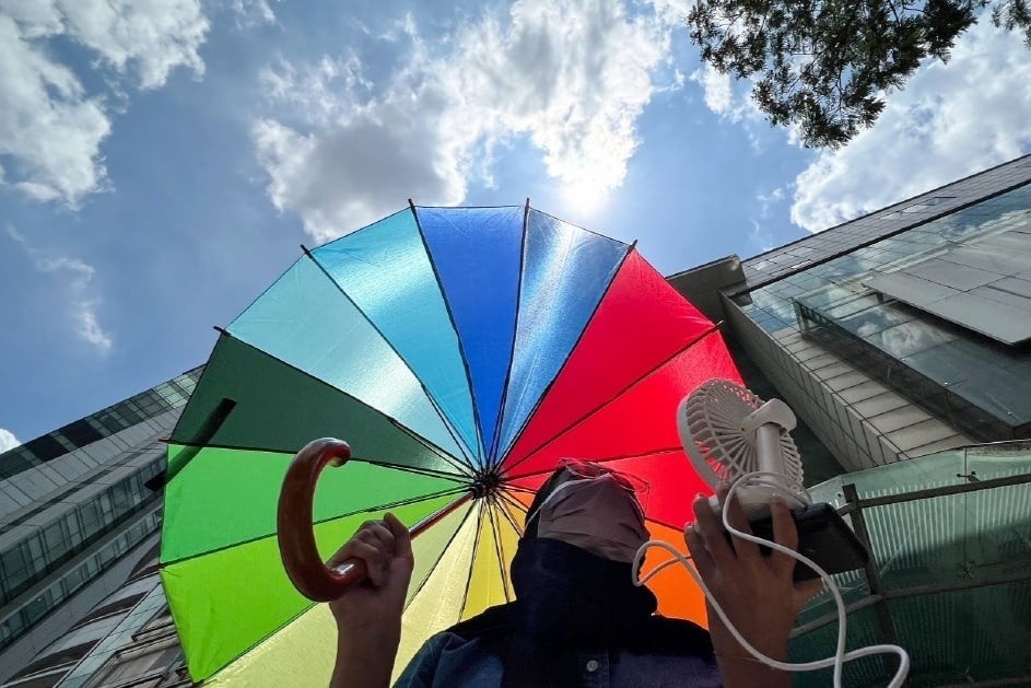 Bi phat dung duoi troi nang chi vi di hoc muon 10 phut hinh anh