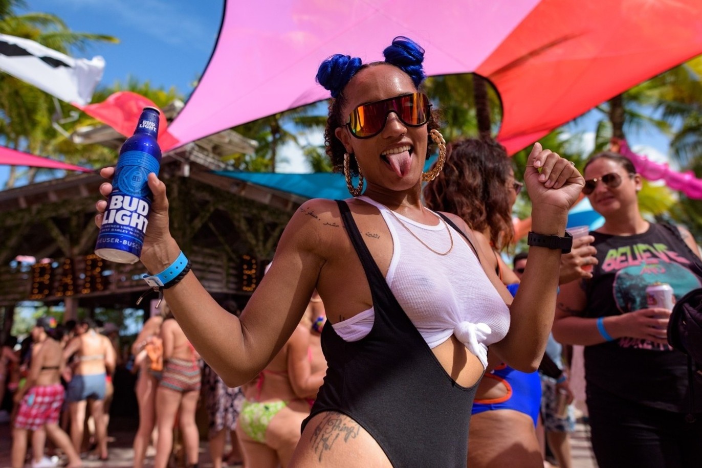 Noi dung bien cam, cu canh sat kiem soat du khach khoa than o bai bien hinh anh