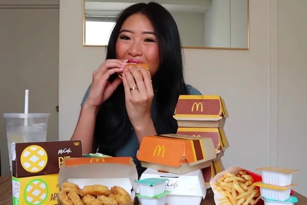 Sao mukbang bi to gia vo nhai, khong nuot thuc an hinh anh