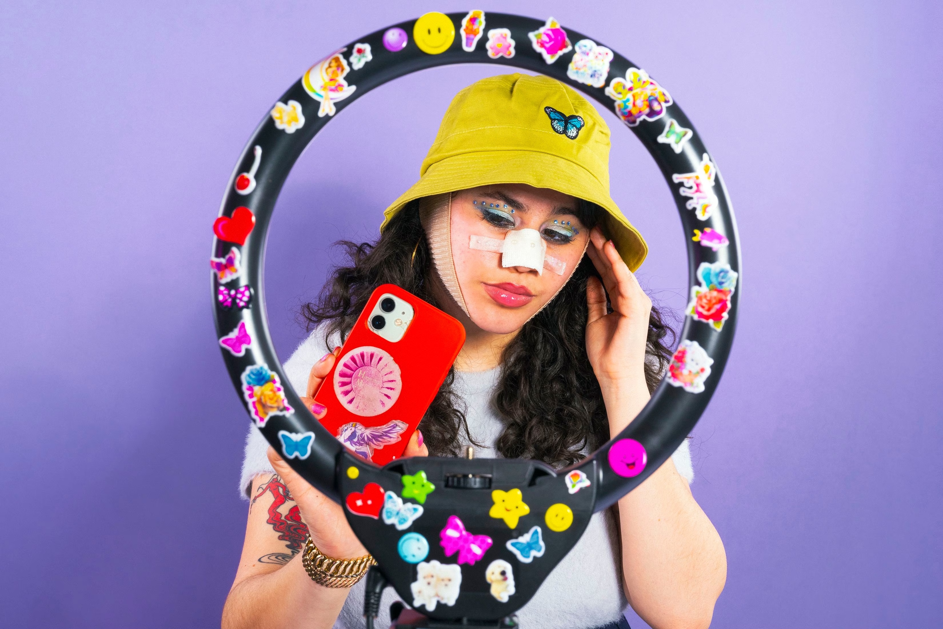 Vi sao Gen Z thoai mai khoe da sua nguc, nang mui hinh anh