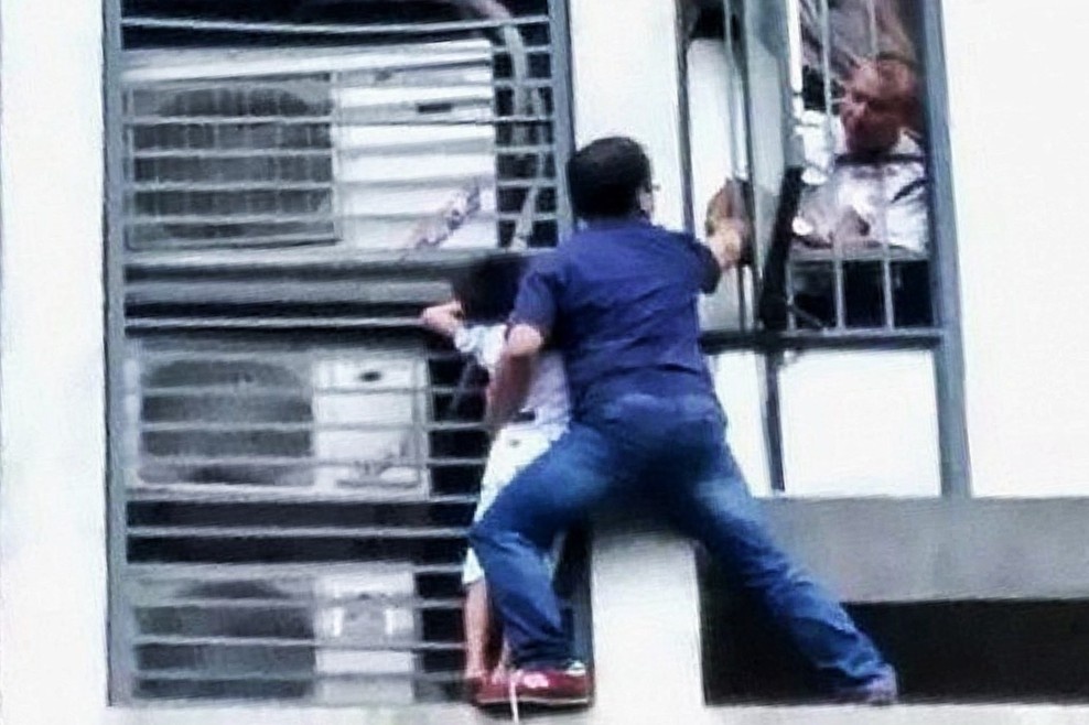 Nguoi dan ong Trung Quoc cuu be trai suyt rot khoi tang 14 hinh anh