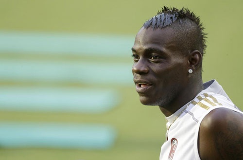 Balotelli bat ngo khoe toc moi dieu da hinh anh