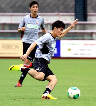 CLB cua Cong Vinh moi fan Nhat dung pho va nem ran hinh anh