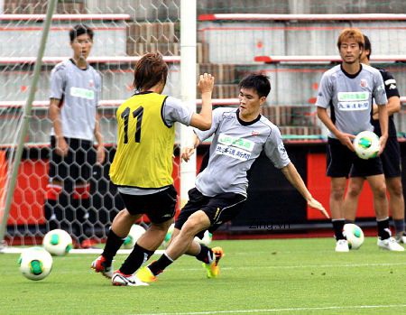 HLV Nhat tin Cong Vinh se la 'Beckham cua Sapporo' hinh anh