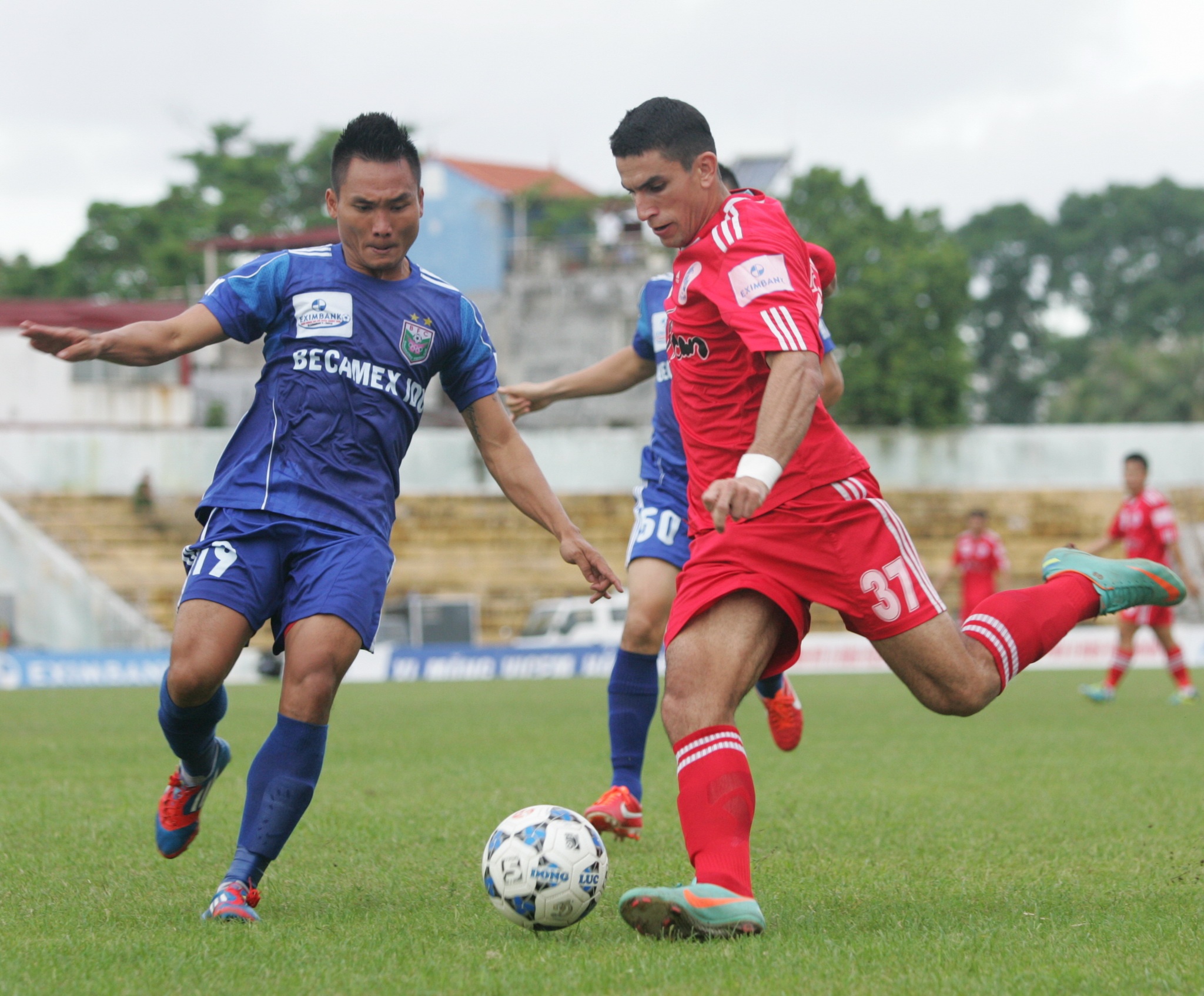 Thang V.Hai Phong, B.Binh Duong len lut roi Lach Tray hinh anh