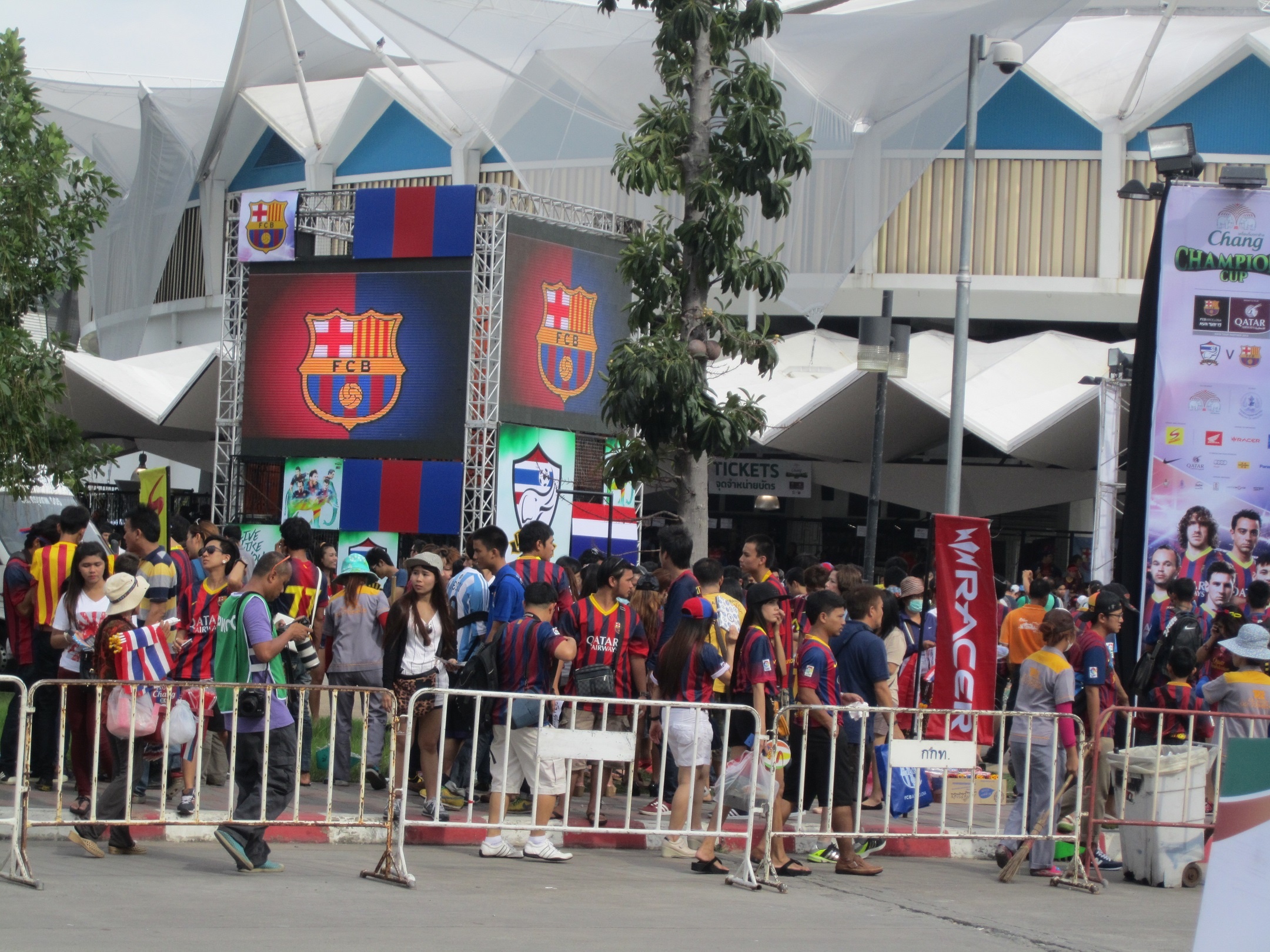 Camp Nou cua nguoi Viet o Bangkok hinh anh