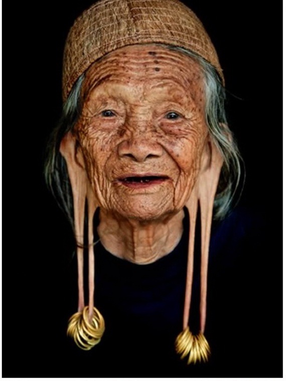 Những tập tục 'hãi hùng' làm biến dạng khuôn mặt con người (P1)