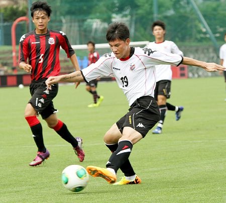 Cong Vinh ghi ban trong mau ao Sapporo hinh anh