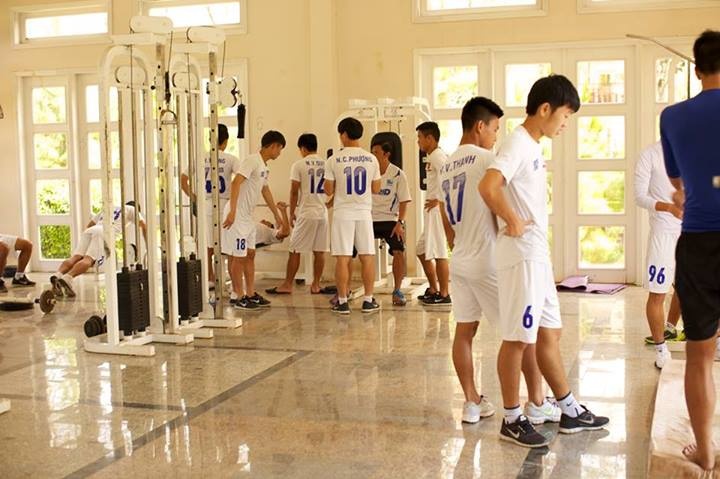 Doi U19 tap gym truoc khi sang Arsenal trong 6 thang hinh anh