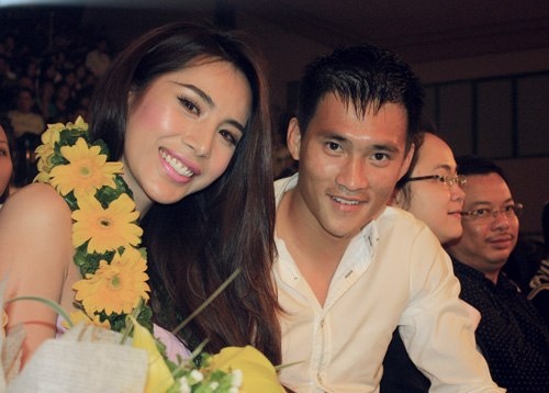 Cong Vinh choi an tuong, Thuy Tien duoc moi sang Nhat hinh anh