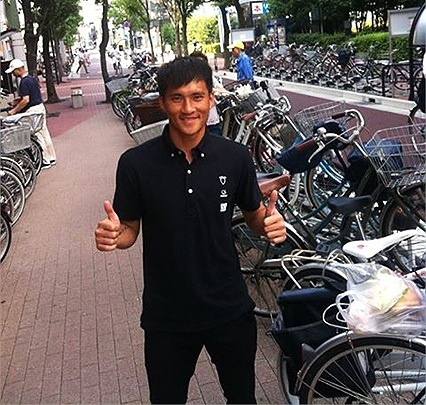 O Nhat Ban, Cong Vinh 'di lam' bang xe dap hinh anh