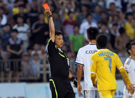 Nghe An, Ninh Binh bi phat vi choi xau, thieu chuyen nghiep hinh anh