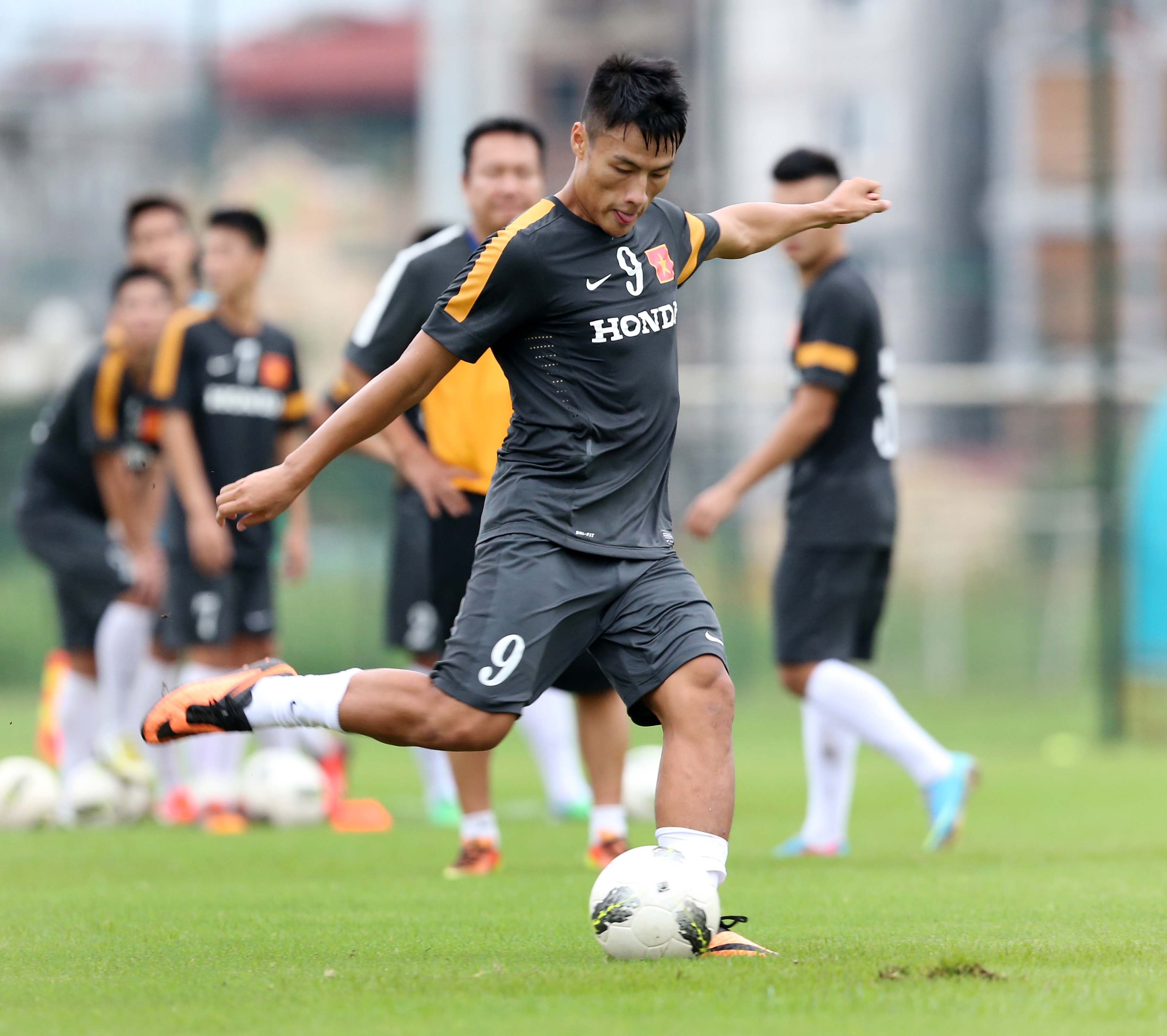 Hong Quan mo man chien thang 4-1 cho U23 VN tren dat Hungary hinh anh