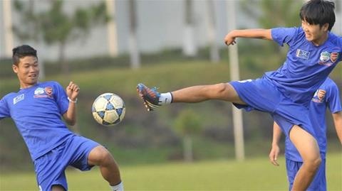 Bi vao bong ac y, doi truong U19 VN nhap vien khan cap hinh anh