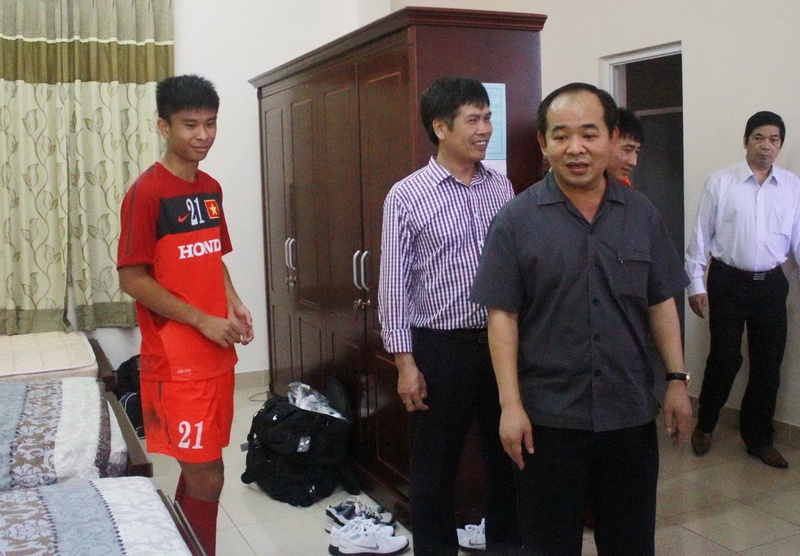 Thu truong Le Khanh Hai khich le U23 Viet Nam tai Hungary hinh anh