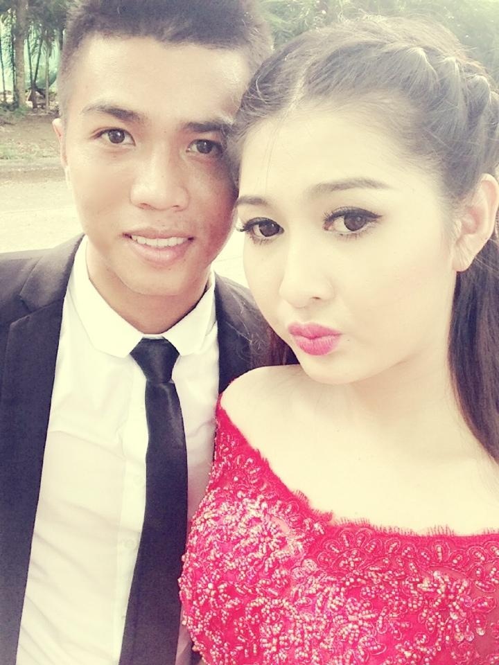 Anh cuoi lang man cua tien ve HAGL cung bong hong xinh dep hinh anh