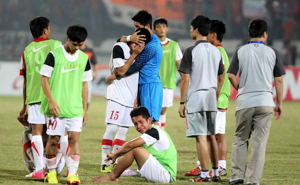 U19 Viet Nam thuc dem xin loi nguoi ham mo hinh anh