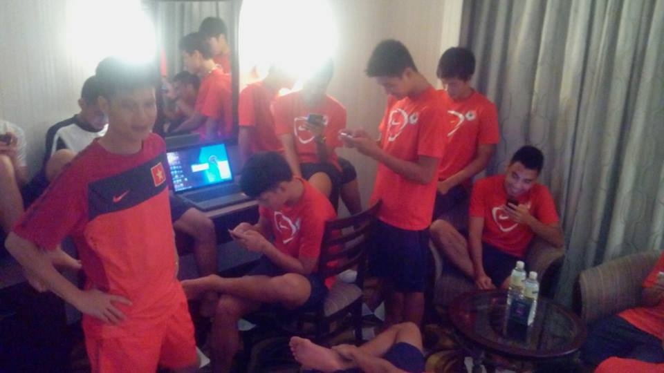 U19 Viet Nam soc voi phi Internet, Wi-Fi o khach san hinh anh