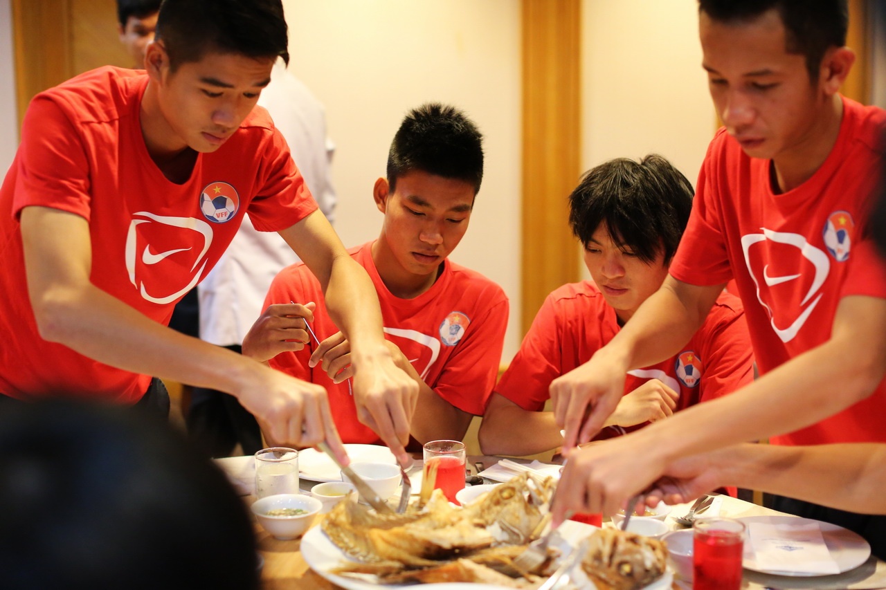 Com rang - mon khoai khau nhat cua U19 Viet Nam hinh anh