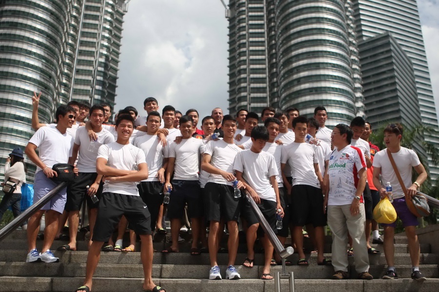 U19 Viet Nam tham quan toa thap cao nhat Malaysia hinh anh