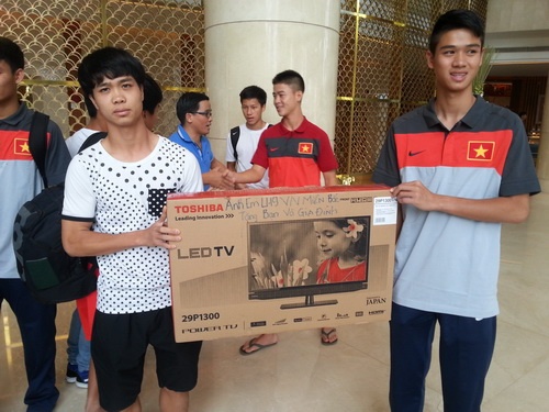 Dong doi U19 chung tien mua TV tang bo me Cong Phuong hinh anh