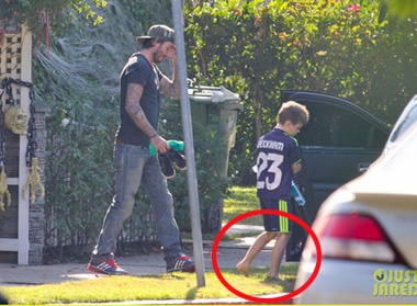 Con trai Beckham vut giay, di chan dat sau tran bong hinh anh