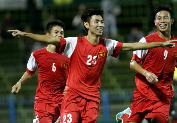 Vo dich chua day 12 tieng, U21 VN lai du giai tien SEA Games hinh anh