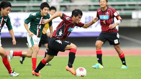 Cong Vinh dinh chan thuong dau tien o Nhat hinh anh