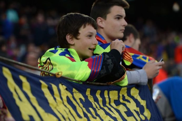 Barca cam tre em xem El Clasico hinh anh