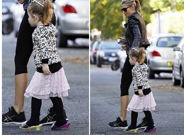 Tieu thu nha Crouch lon ton theo me sam do Halloween hinh anh