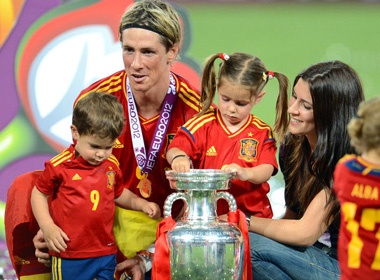 Torres - chan sut chung tinh nhat nuoc Anh hinh anh