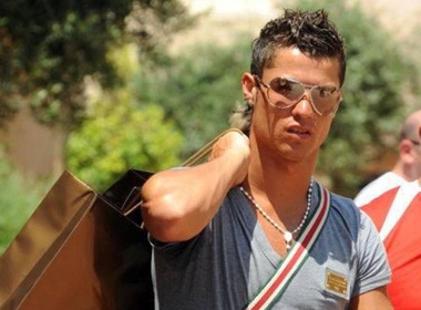 CR7 choi dep tang ban nha lau, xe hoi hinh anh