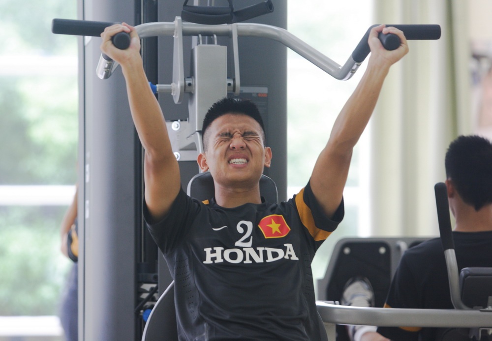 Tranh sieu bao Haiyan, U23 Viet Nam nhoi the luc tai Ha Noi hinh anh