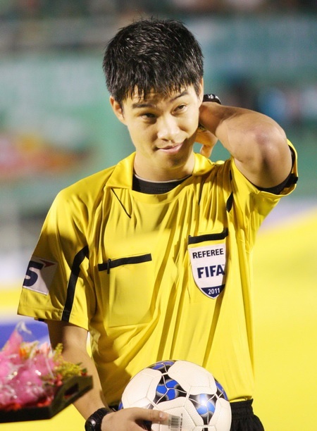 Trong tai khien fan nu 'phat cuong' bat tran VN - Uzbekistan hinh anh