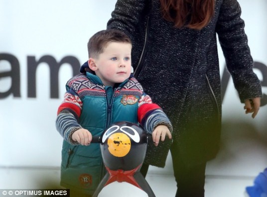 Quy tu nha Rooney dang yeu tren san bang hinh anh