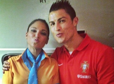 Ronaldo chu moi chup hinh cung nu tiep vien hang khong hinh anh