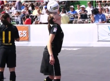 Thieu nu choi bong dieu nghe hon ca Messi, Ronaldo hinh anh