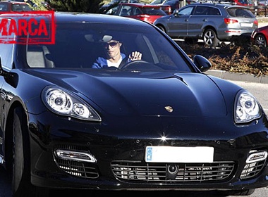 Ronaldo lieu minh lai xe den benh vien khi dang bi thuong hinh anh