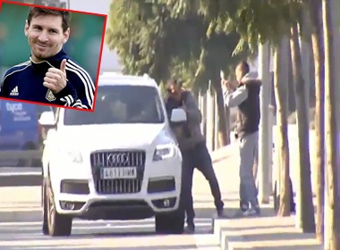 Messi lien tuc dung xe cho fan chup anh hinh anh