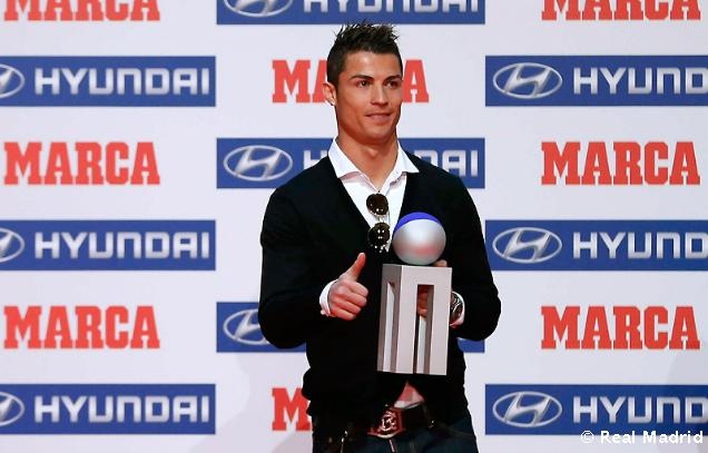 Ronaldo banh bao nhan giai cau thu xuat sac nhat La Liga hinh anh