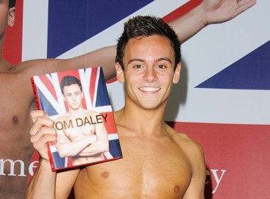 My nam nhay cau Tom Daley thua nhan dong tinh hinh anh