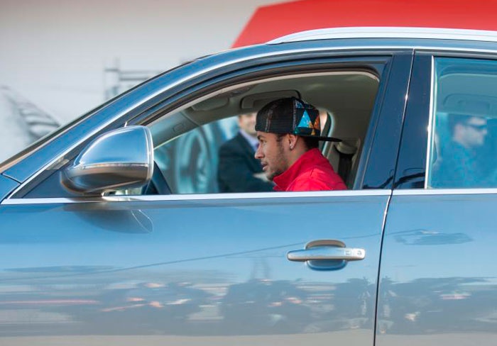 Neymar cung dan sao Barca duoc tang sieu xe hinh anh